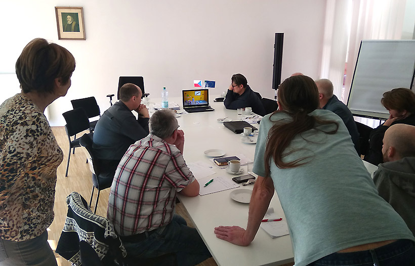 Lehrer aus Chemnitz und Sokolov tauschen sich während eines Projektarbeitstreffens in Sokolov über den Einsatz digitaler Technik im Unterricht aus. Foto: DPFA